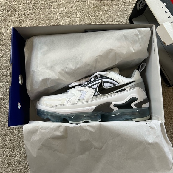 white wolf grey vapormax